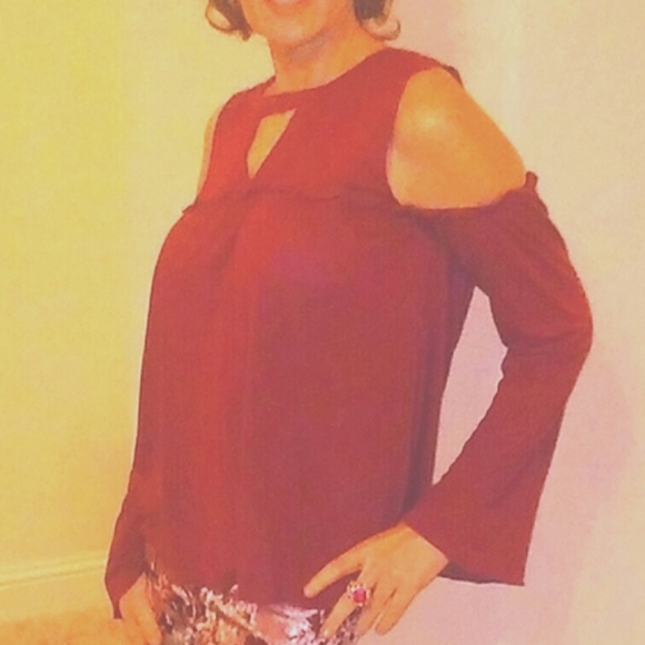 True Craft NWT Cold Shoulder Bell Sleeve Tunic Top Burgundy Red Date Night Sexy - Picture 1 of 8
